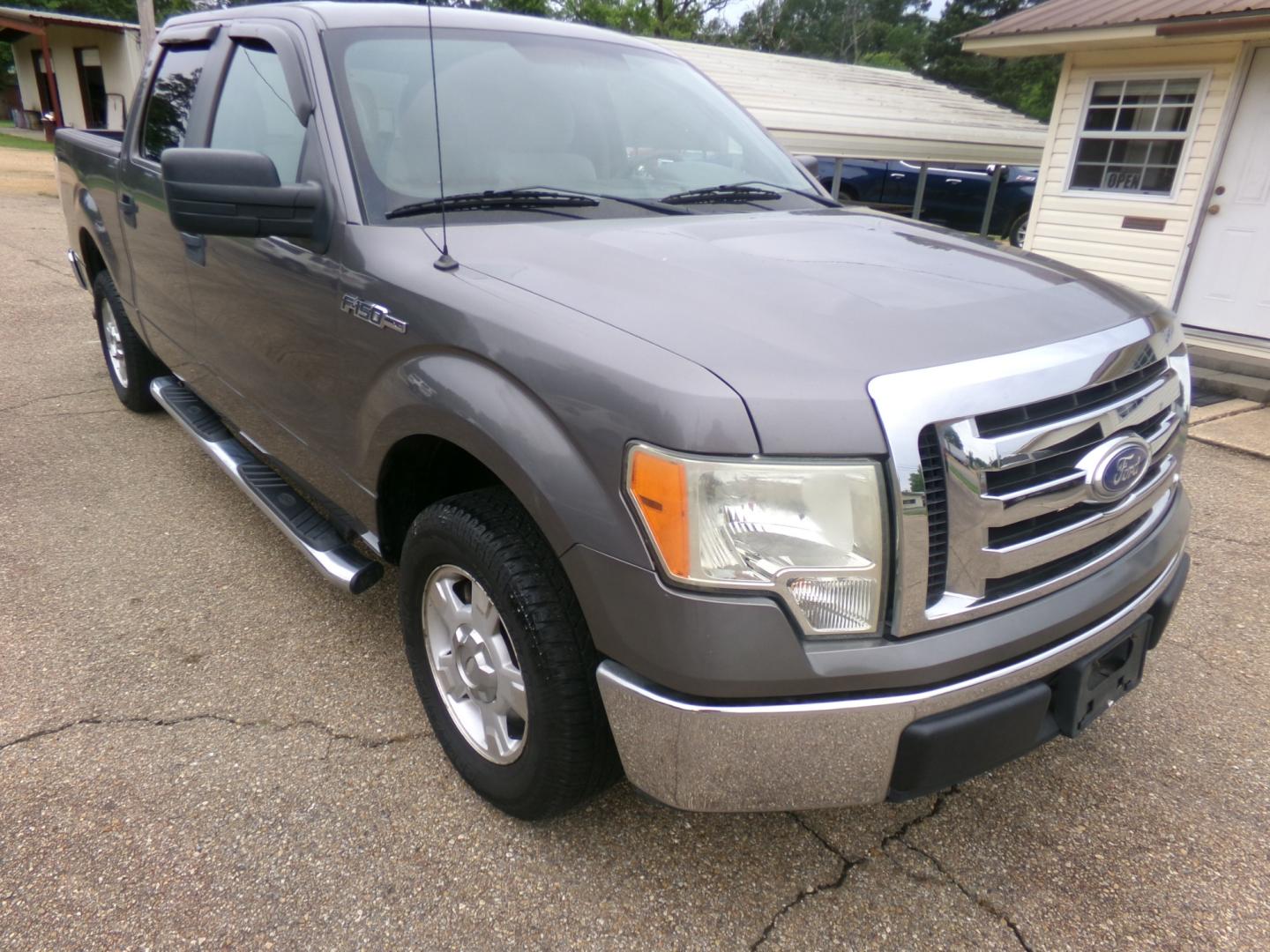 2010 Gray /Gray Ford F-150 XLT SuperCrew 5.5-ft. Bed 2WD (1FTFW1CVXAK) with an 5.4L V8 SOHC 24V FFV engine, 4-Speed Automatic transmission, located at 401 First NE, Bearden, AR, 71720, (870) 687-3414, 33.726528, -92.611519 - Photo#17